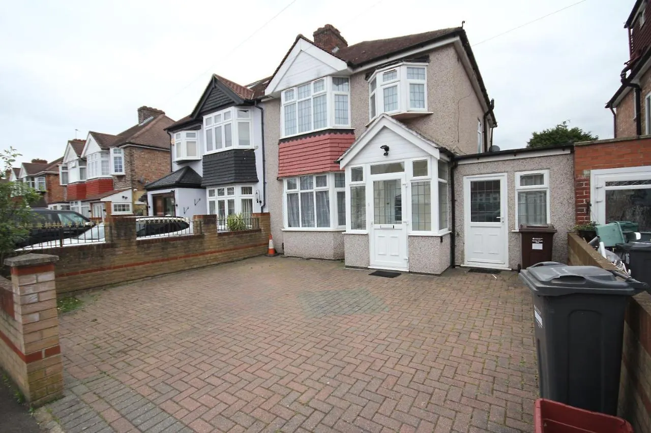 Feltham House Apartment