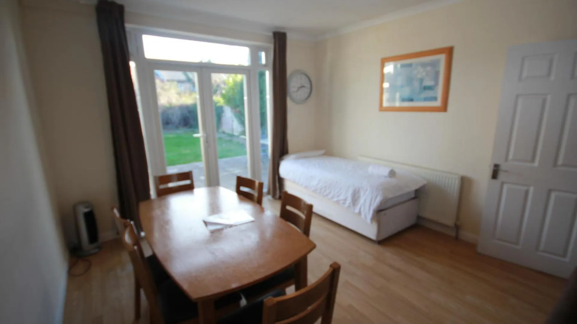 Feltham House Apartment