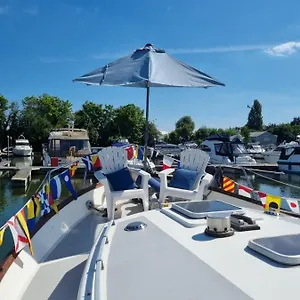 Botel Traditional Boat, Thorpe (Surrey)