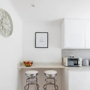 Apartment Gorgeous Modern Near Redhill Station Inc Private Garden & Parking, Redhill (Surrey)