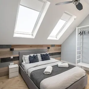 Apartment Corporate, Hookwood