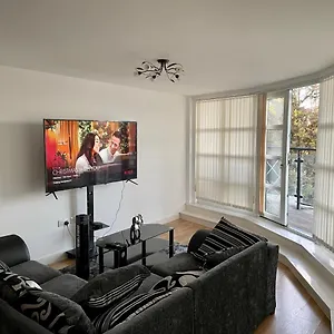 Homestay King Dems, Dagenham